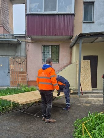У Харкові тривають роботи з ліквідації наслідків атаки дронів